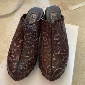 Brown floral salpy heeled clogs